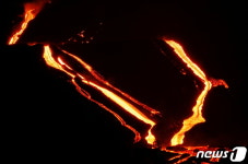 용암 줄기 흘러내리는 스페인 쿰브레 비에하 화산