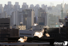 영하권 추위에 빌딩에서 피어오르는 연기