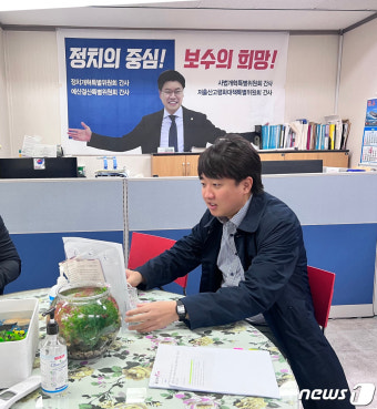 [뉴스1 PICK]잠적 이틀만에 모습 드러낸 이준석 대표...'장제원 의원 부산 사무실 찾아'