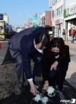 사고 현장에 국화꽃 놓는 윤석열 후보