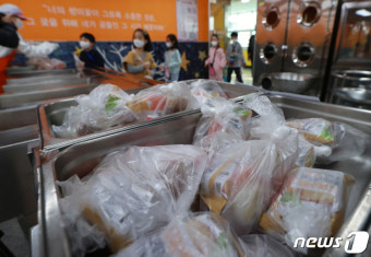 돌봄·급식 총파업에 일부 학교 빵·주스 급식…