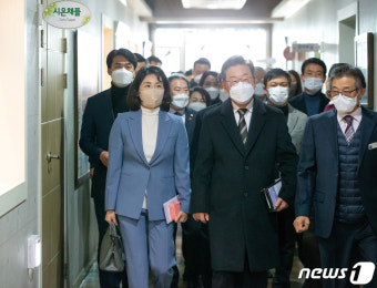 성경책 들고 주일예배 참석하는 이재명·김혜경 부부