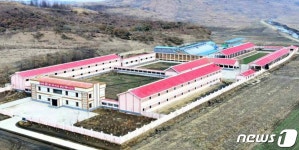 북한 평안북도에 새로 건설된 젖소목장 전경