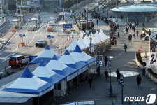 붐비는 서울역 선별진료소