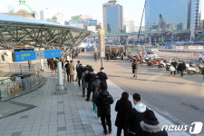 서울역 선별진료소 찾은 시민들