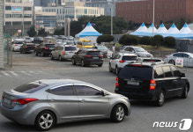끝없이 이어지는 검사 차량 행렬