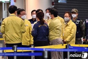 검역 현장 점검차 인천공항 찾은 김부겸 총리