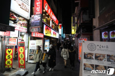 강화된 방역조치 시작...인파 줄어든 명동