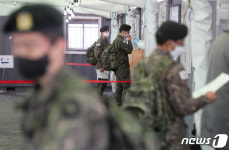 장병 3차접종 안하면 휴가 못나간다?…軍 자제권고 오해한 것