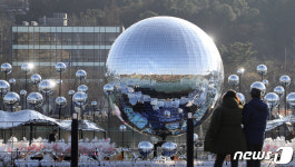 수성을 상징하는 지름 5.5m 국내 최대 미러볼