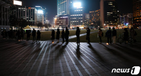 퇴근길 서울광장 줄 선 직장인들
