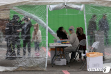 코로나19 검사 급증에 추가 설치된 검사소