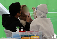 코로나19 검사 받는 어린이