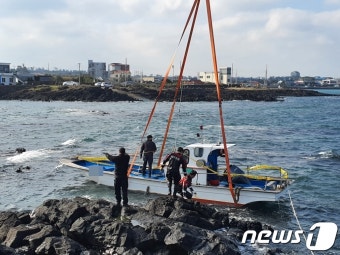 제주 해안가서 엔진 켜진 채 좌초된 어선 발견…70대 선장 실종