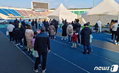 검체검사 기다리는 경주 시민들