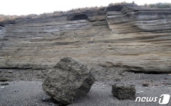 제주 지진 여파...무너진 수월봉 화산쇄설층