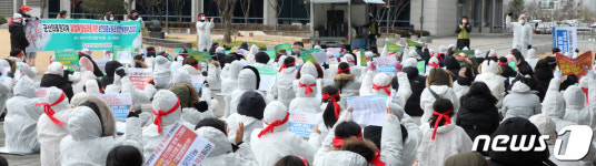 전북도청 앞에서 군산의료원지부 파업투쟁 결의대회 펼치는 보건의료노동조합