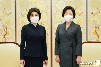 기념촬영하는 한-우즈벡 영부인