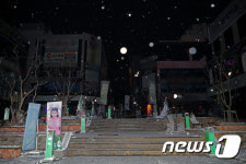 텅 빈 상무지구 광장 관객석