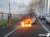 광주 무진대로서 승용차에 불…출근길 30여분 정체