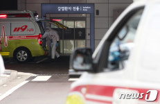 코로나19 재택환자 전담 응급센터로 오가는 구급 차량들