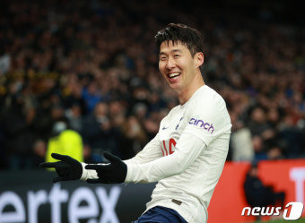 손흥민, 토트넘 팬들이 뽑은 올해의 선수 1위…케인은 4위