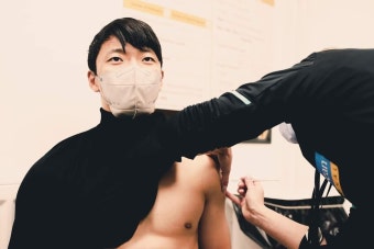 '햄스트링 부상' 황희찬, 밝은 표정으로 코로나19 백신 부스터샷 접종
