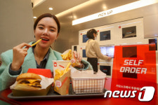 롯데리아 L7홍대점 오픈 홍대 치S버거 여기서만 맛볼 수 있어요