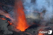 용암 기둥 내뿜는 프랑스 피통드라푸르네즈 화산