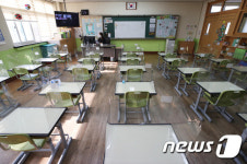 텅 빈 교실에서 열리는 온라인 예비소집