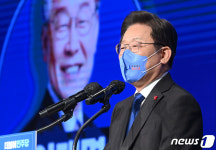 이재명, 족구화 신고 즉석에서 발차기…
