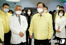 김부겸 총리, 백신 추가접종 현장 점검위해 하나로의료재단 방문
