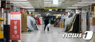 연말, 적막감 흐르는 지하쇼핑센터