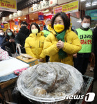 고척근린시장 상인들과 대화하는 심상정 후보