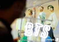 방탄소년단 멤버 뷔 모교 대구 대성초등학교에 초대형 벽화