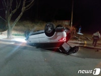 만취 60대 몰던 차량, 차단봉 들이받고 전복…인명피해 없어