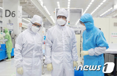 주성엔지니어링 R&D센터 둘러보는 여한구 본부장