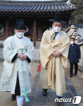 윤석열 후, 의관 갖춰 입고 도산서원 상덕사 참배