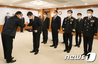 김부겸 총리, 김현환 문화체육관광부 제1차관에게 임명장 수여
