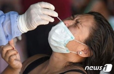 코로나 면봉 검사 받는 볼리비아 주민