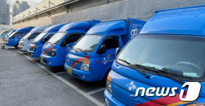 배송위해 주차된 CJ대한통운 택배차량