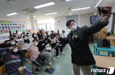 [뉴스1 PICK]꽃다발·기념사진 사라진 코로나 졸업식 풍경