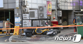 고양 마두역 인근 건물 붕괴 위험 살피는 소방대원들