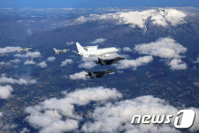 피스아이, 전투기 엄호 받으며 한라상 상공 비행