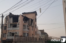 고성 4층 빌라서 가스 폭발 화재…1명 2도 화상