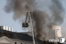 고가 사다리 타고 국회 화재 진화 남아공 소방대원들