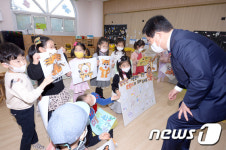 어린이집 찾은 문인 광주 북구청장