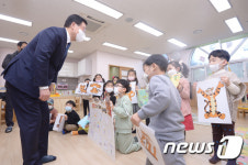 아기 호랑이들 만난 문인 북구청장