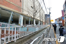 가스폭발 현장 지켜보는 학생들