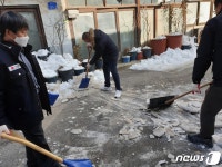 눈은 다 치웠는데…동해안 이면도로·응달구간 곳곳 빙판